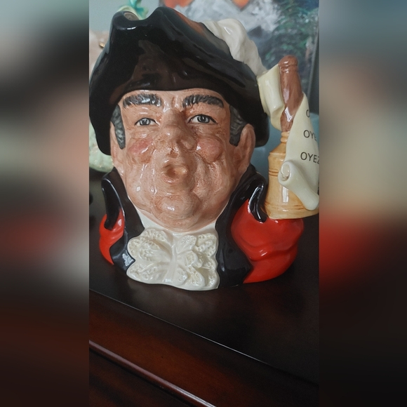 SOLD Royal Doulton town cryer - Picture 2 of 4